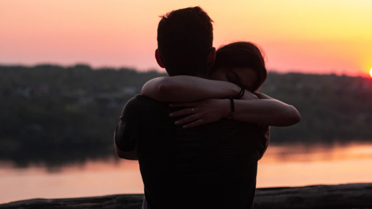 15 Comforting Hug Day Quotes To Wish Your Girlfriend/Boyfriend