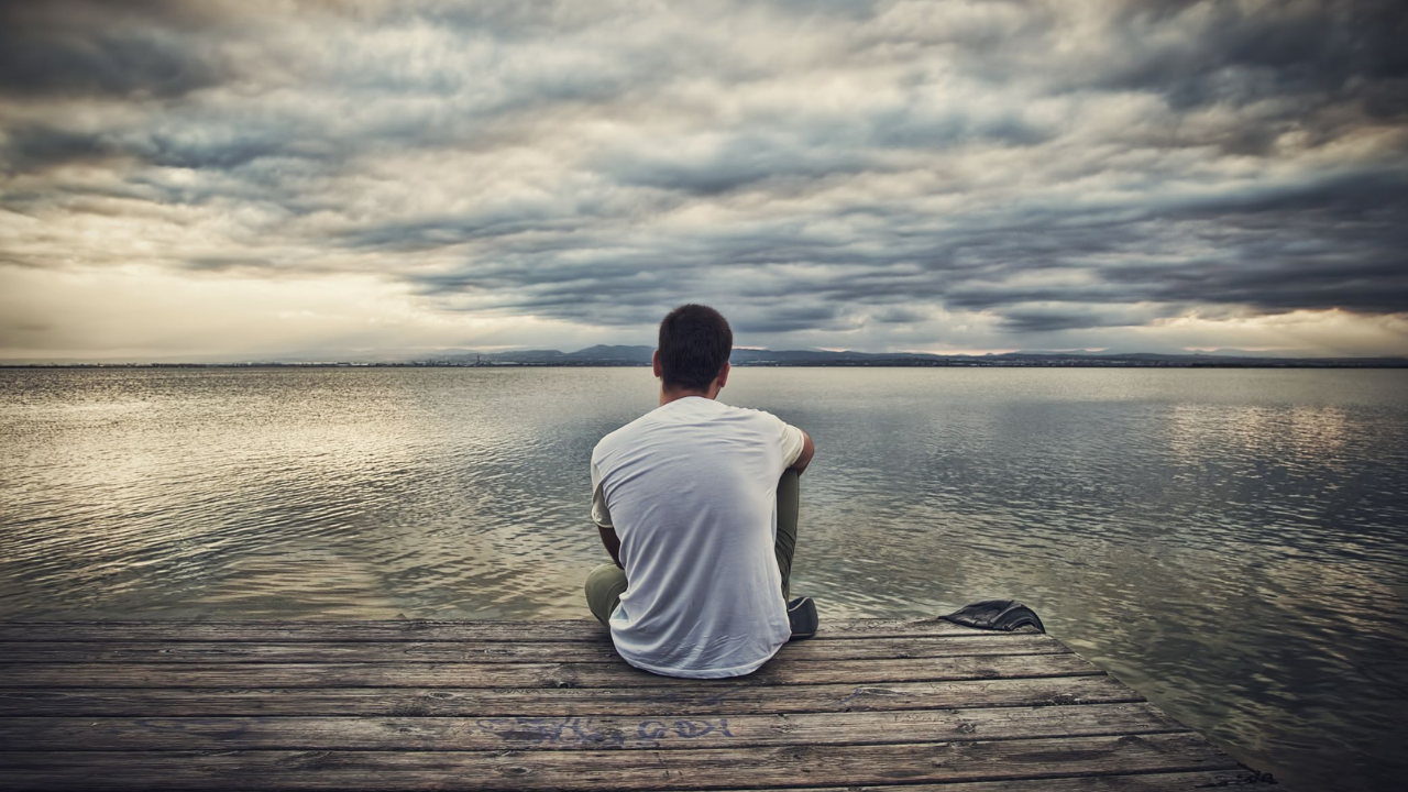 Fall in love with your loneliness and фраза на обо. Lonely not love citations. эстетика одиночества. депрессия картинки. одинокий или оденокий.